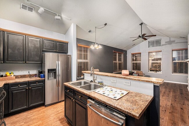 Building Photo - Spacious 2 bedroom home in the heart of Heather Ridge!