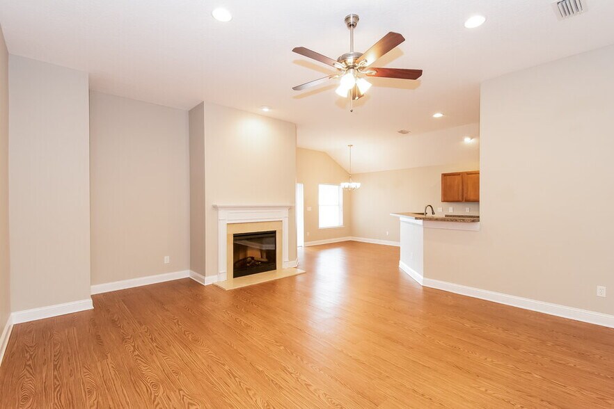 Building Photo - 12099 Hayden Lakes Cir