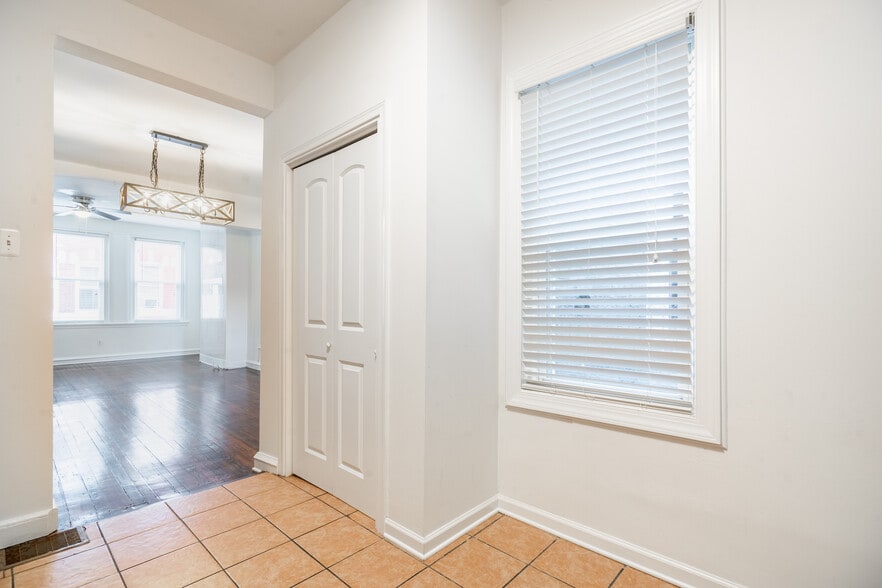 Building Photo - 1316 N Hollywood St