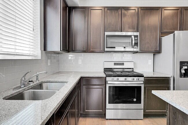 Building Photo - $2,600.00, 3 bed, 2.5 bath located in Denver