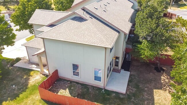 Building Photo - 2410 Great Oaks Dr