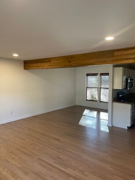 Building Photo - 705 Cash St