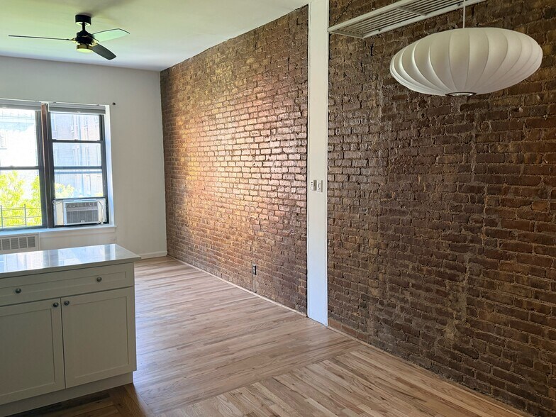 Building Photo - 78 W 85th St