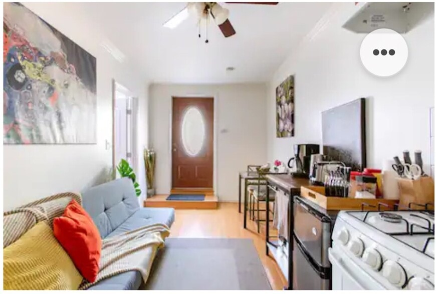 Full kitchen - 4630 Gainsborough Ave