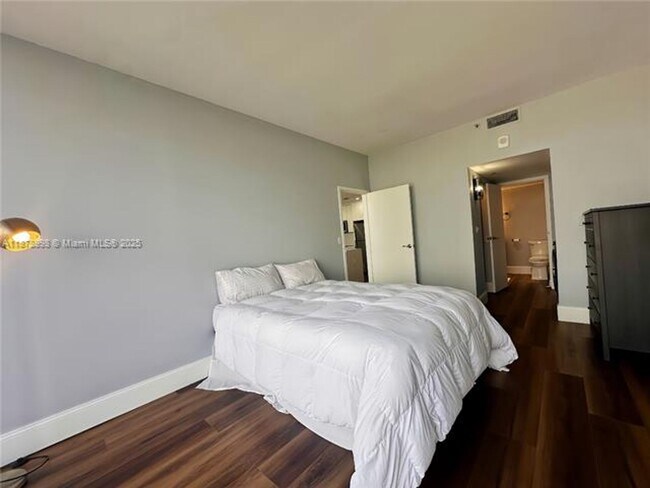 Building Photo - 7601 E Treasure Dr