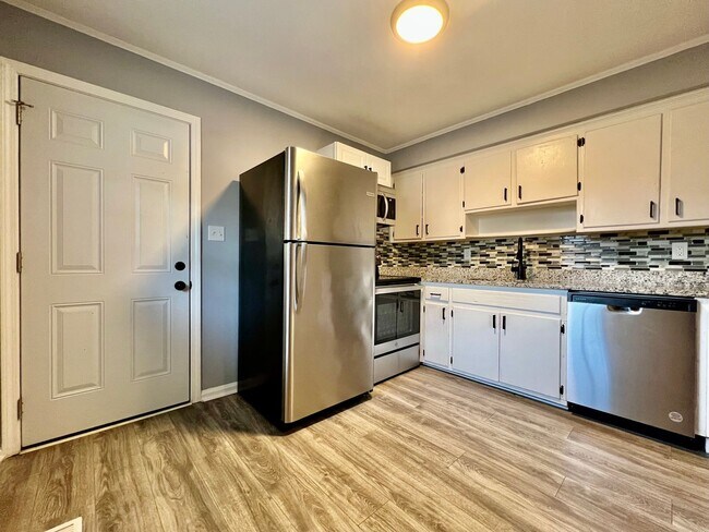 Building Photo - Newly Remodeled Duplex in Macon - Housing Voucher Eligible