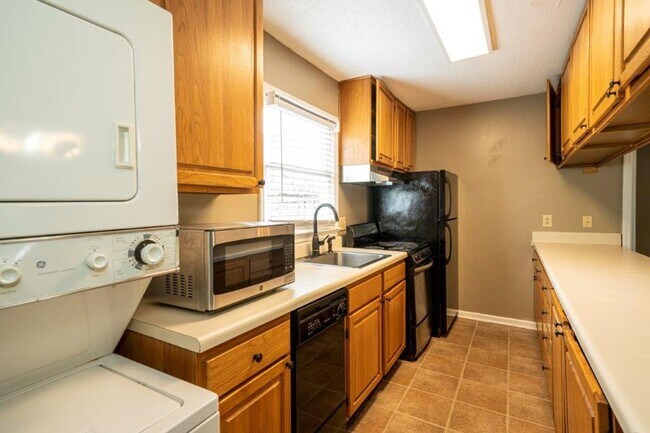 Building Photo - 211 W Longleaf Dr