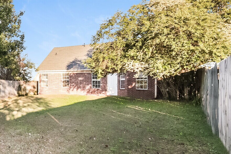 Building Photo - 2737 Breezy Ridge Trail