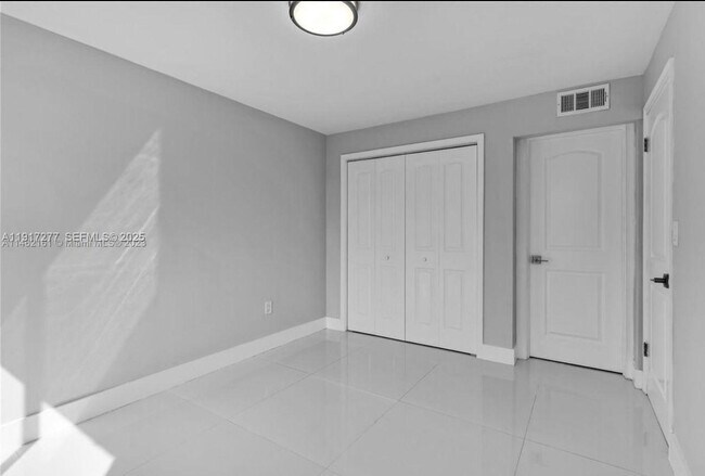 Building Photo - 1740 NW N River Dr