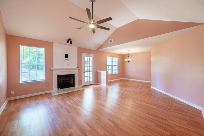 Building Photo - 945 Cannock St