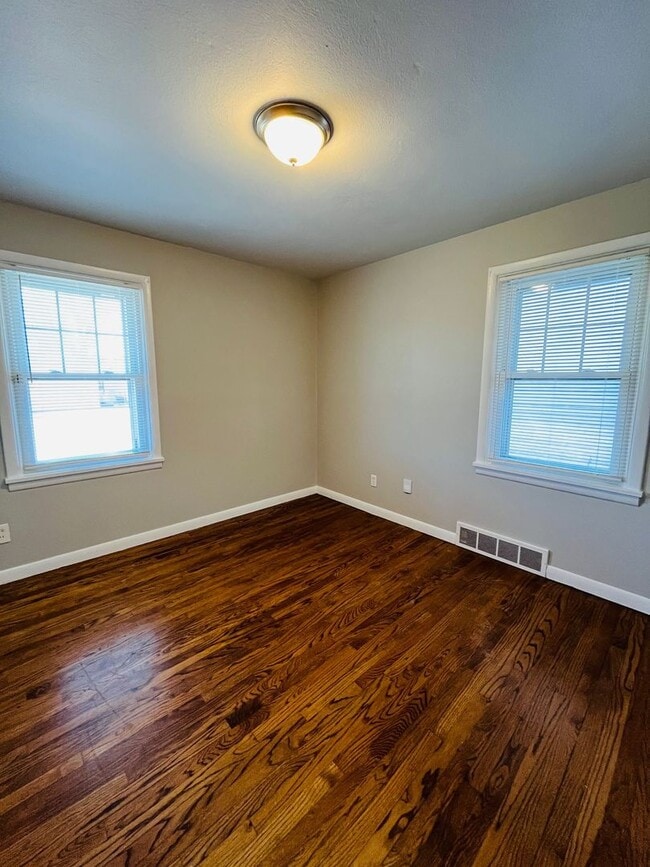 Building Photo - Adorable 3 bedroom 1 bath home!   Close to...