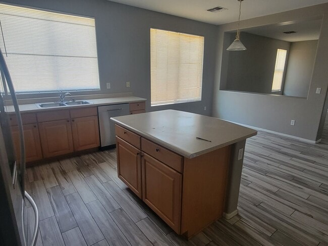 Building Photo - beautiful home 3b 2 bath home with den