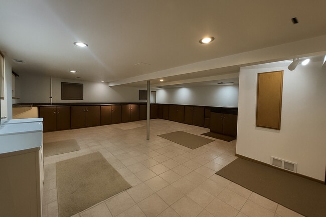 Building Photo - 6300 Beaver Dam Rd