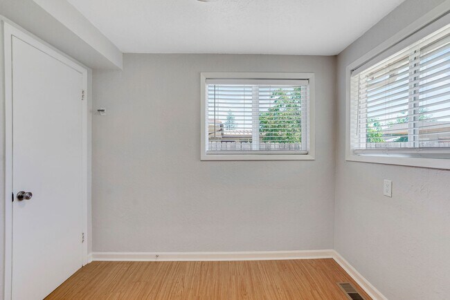 Building Photo - Well kept 3 bed, 1 bath in NE Salem