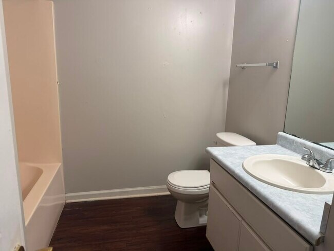 Building Photo - 910 Brett Dr