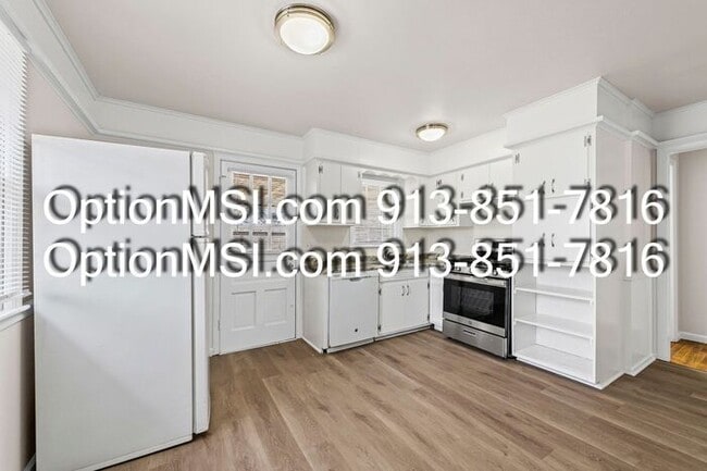 Building Photo - Spacious & Updated Duplex Near Downtown Overland Park!