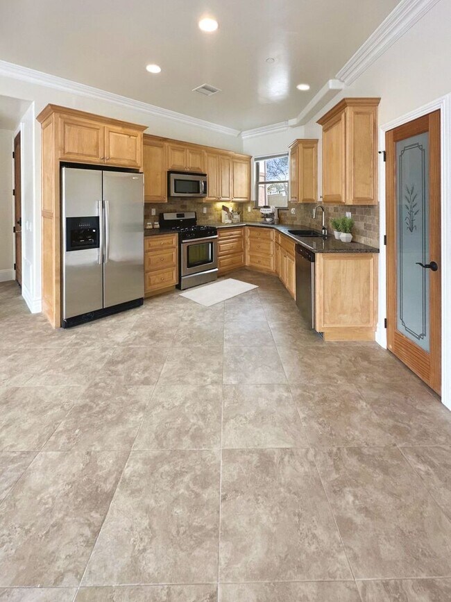 Building Photo - Gorgeous 3 Bed / 2 Bath Duplex in the Vill...