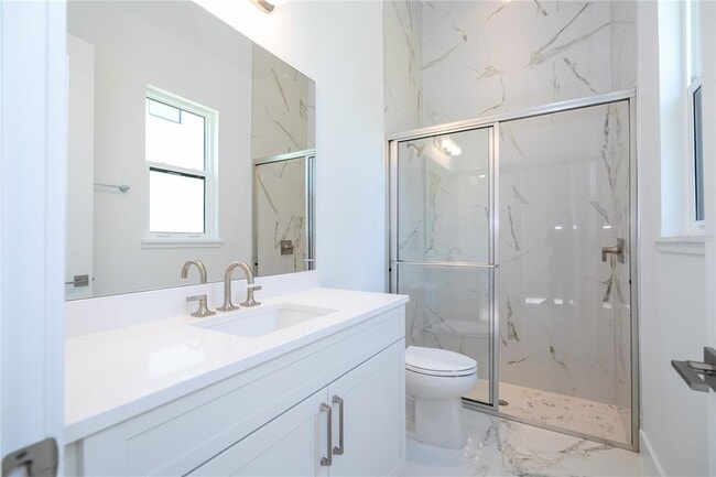 Building Photo - 16044 Pendio Dr