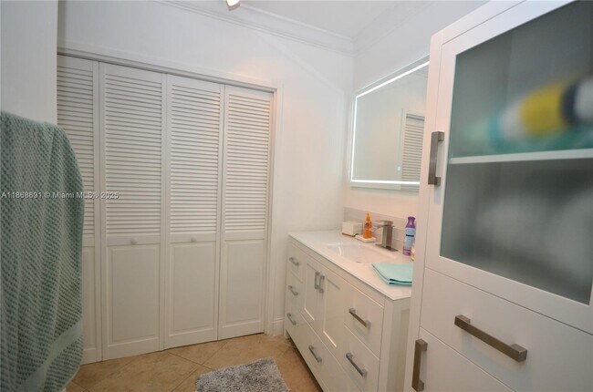 Building Photo - 3725 S Ocean Dr