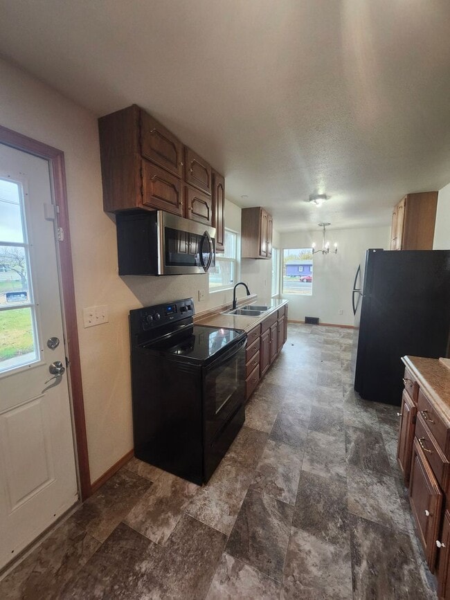 Building Photo - Charming 3-bedroom, 1-bathroom home located in the vibrant community of Pasco, WA.