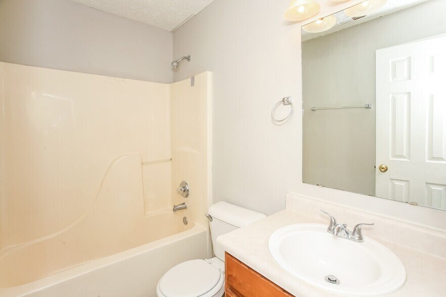 Building Photo - 4487 Connaught Dr E