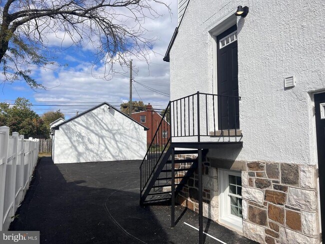 Building Photo - 6722 Brentwood Ave