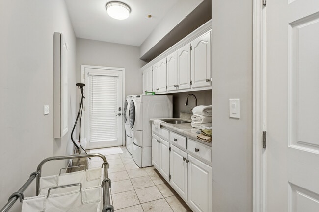 Building Photo - 9200 Falling Waters Dr W