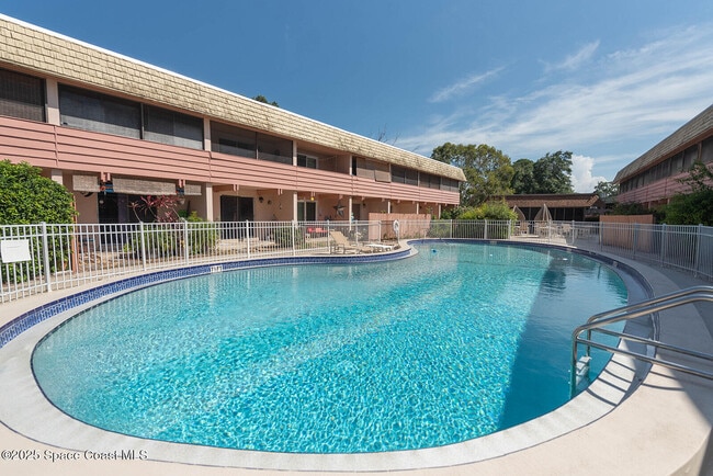 Building Photo - 2511 Country Club Dr