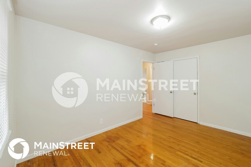 Building Photo - 513 Melrose St