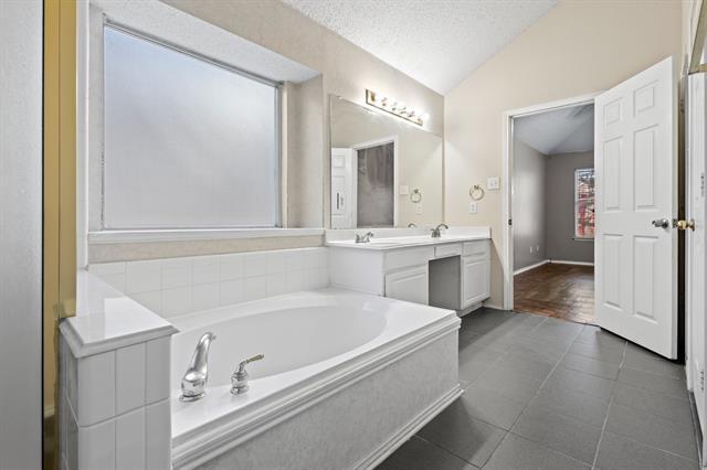 Building Photo - 5636 Creekhollow Dr