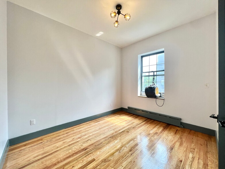 Building Photo - 52 Monitor St