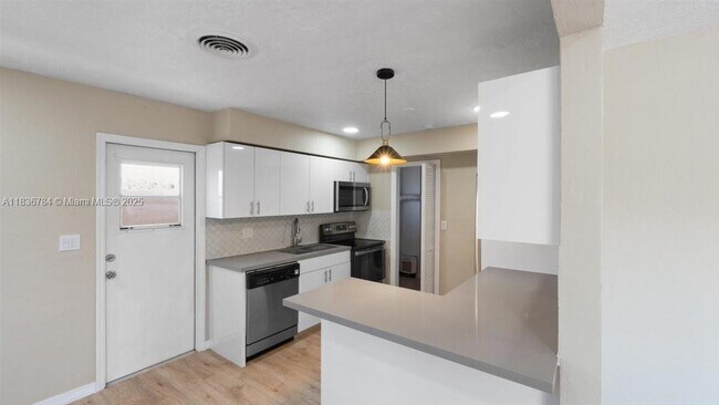 Building Photo - 7211 Shalimar St