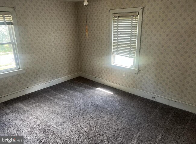 Building Photo - 384 Valley Ave