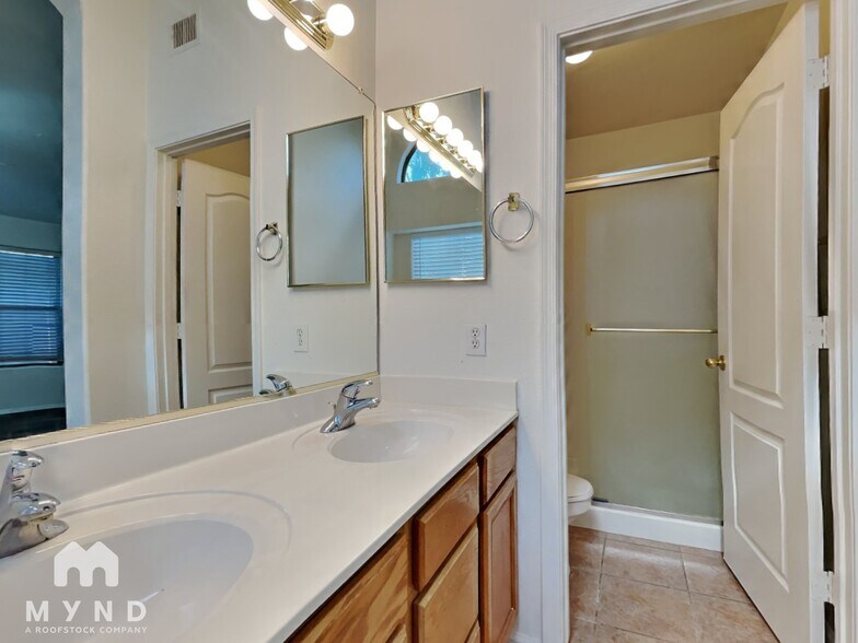 Building Photo - 542 N 169th Ave