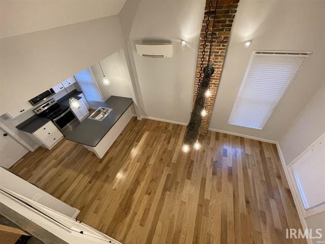 Building Photo - 726 W 6th St