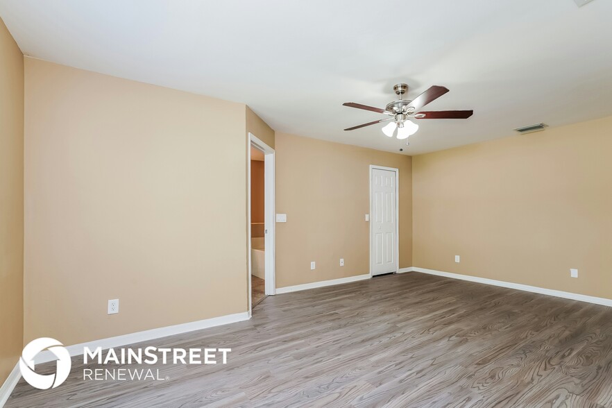 Building Photo - 3720 SW 6th Ave