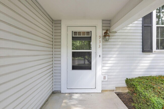 Building Photo - 933 Briaro St
