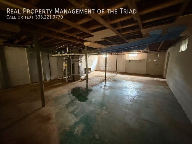 Building Photo - 828 Circle Dr