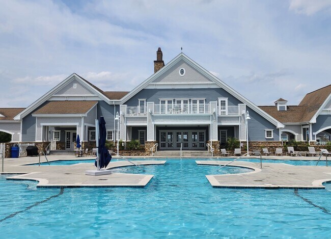 Building Photo - Home Available in Summerhouse on Everett Bay! Showings Coming Soon.