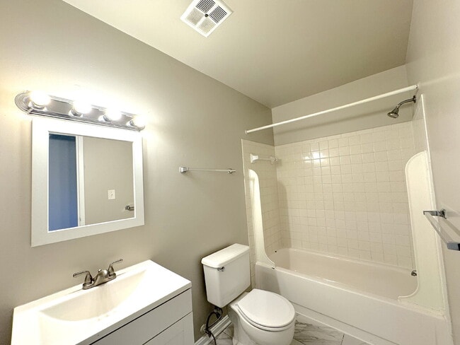 Building Photo - Charming Lorton Rental with Modern Amenities