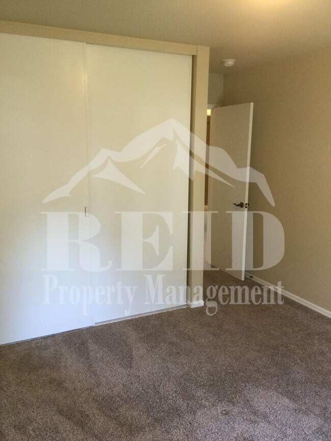 Building Photo - 924 Shorewood Dr