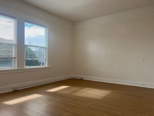 Building Photo - 3542