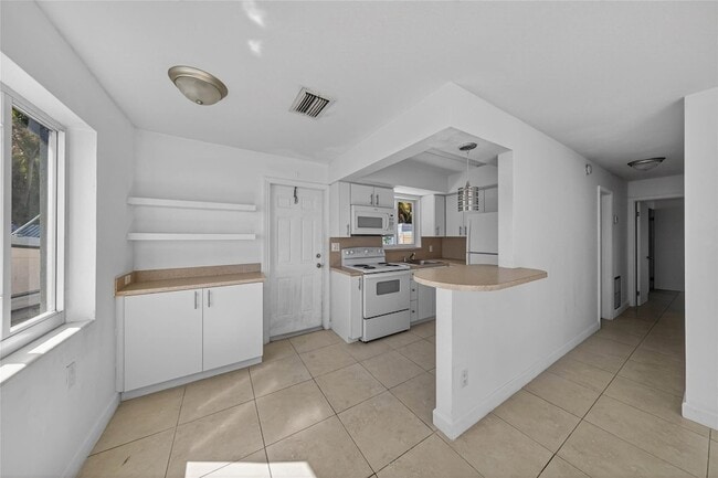 Building Photo - 4331 NE 5th Ave