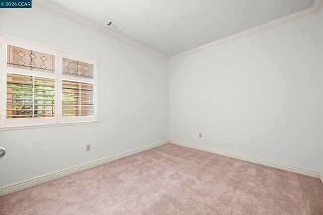 Building Photo - 5022 Lakeview Dr