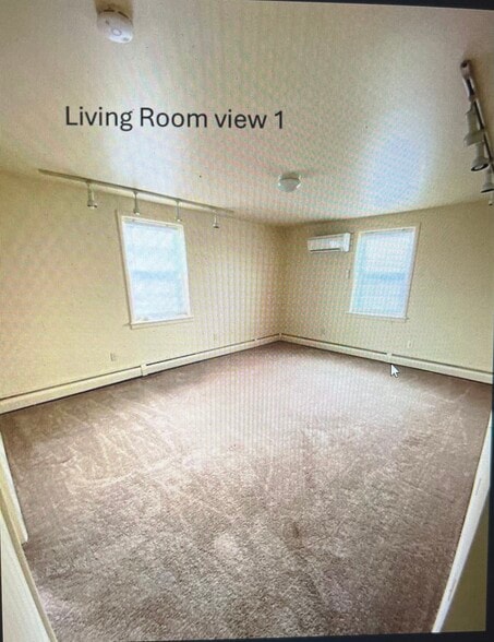 living room view 1 (empyt) - 420 E Cumberland St