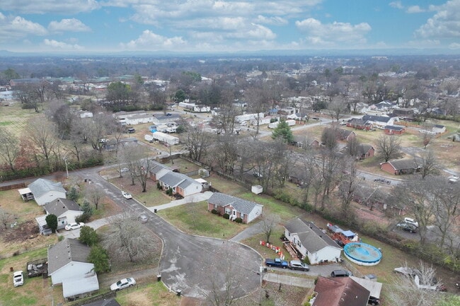 Building Photo - Car-free convenience! Modern 3 Bed Home Minutes from Downtown Gallatin