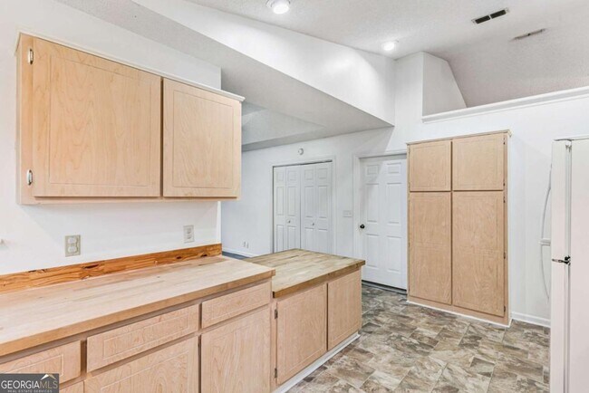 Building Photo - Available Today!