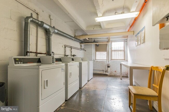 Building Photo - Bright & Sunny Large One Bedroom With Vaul...