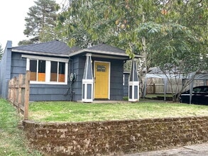Building Photo - Portland Bungalow w/ New AC, Near Park, Easy Freeway Access