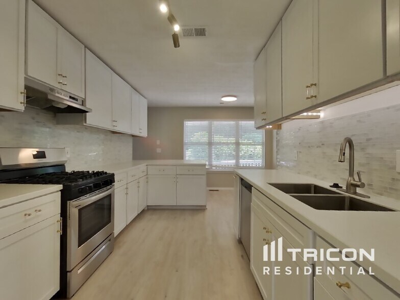 Building Photo - 1951 Hidden Valley Dr SW